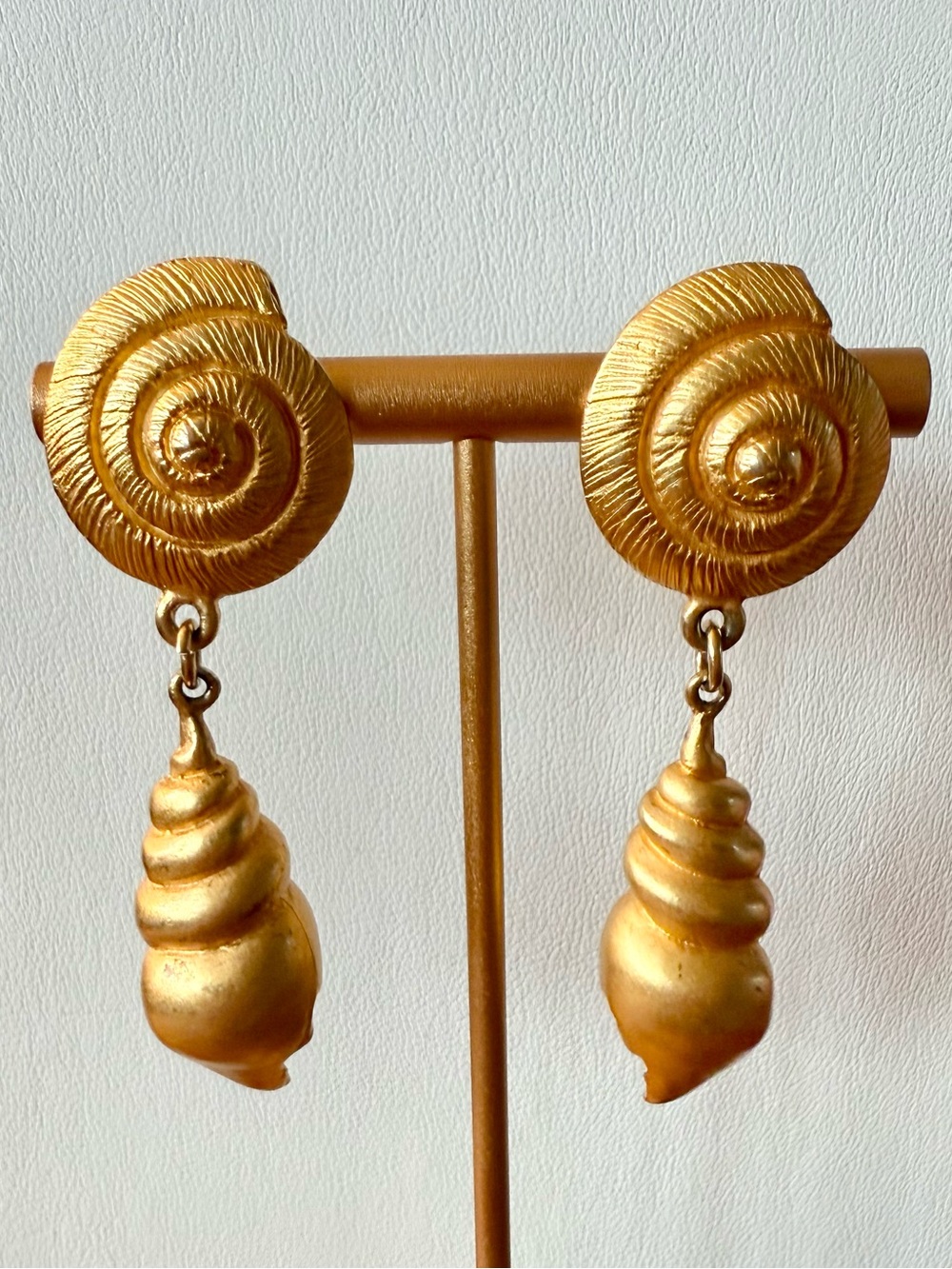 Vintage Matte Gold Tone Sea Shell Articulating Clip on Earrings Dangle Drop